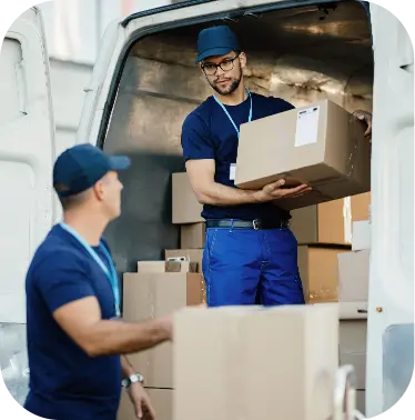 joven-trabajador-cargando-cajas-de-carton-en-una-furgoneta-de-reparto-y-comunicandose-con-su-colega-radicourier