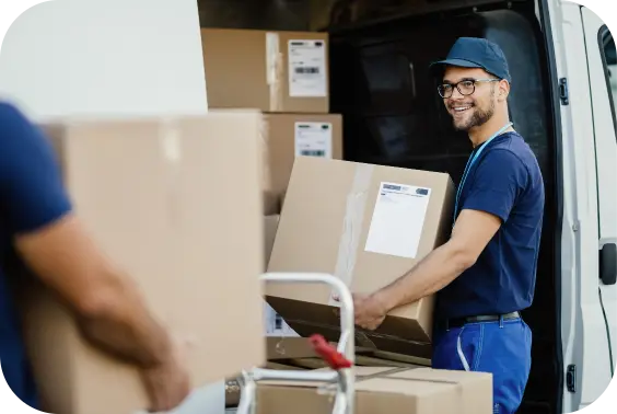 joven-trabajador-manual-feliz-que-lleva-cajas-de-carton-en-la-furgoneta-de-reparto-mientras-se-comunica-con-sus-colegas-radicourier