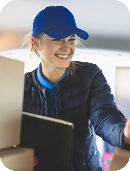 mujer-alegre-que-entrega-el-correo-radicourier
