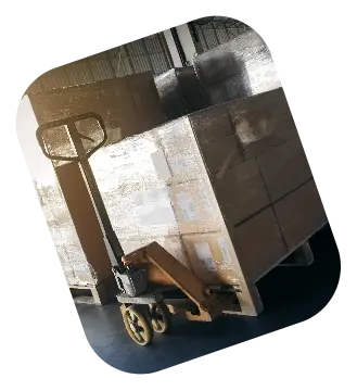 pila-de-cajas-de-envios-en-paletas-de-madera-en-el-almacen-interior-radicourier