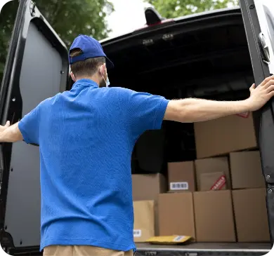 repartidor-de-tiro-medio-mirando-cajas-radicourier-transporte convencional